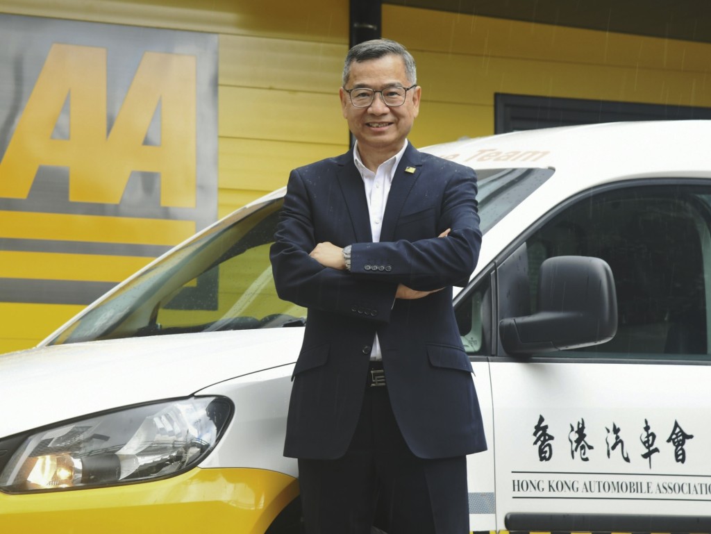 李耀培認為,科技已能彌補「黑玻璃」對安全性的影響 李耀培認為,科技已能彌補「黑玻璃」對安全性的影響