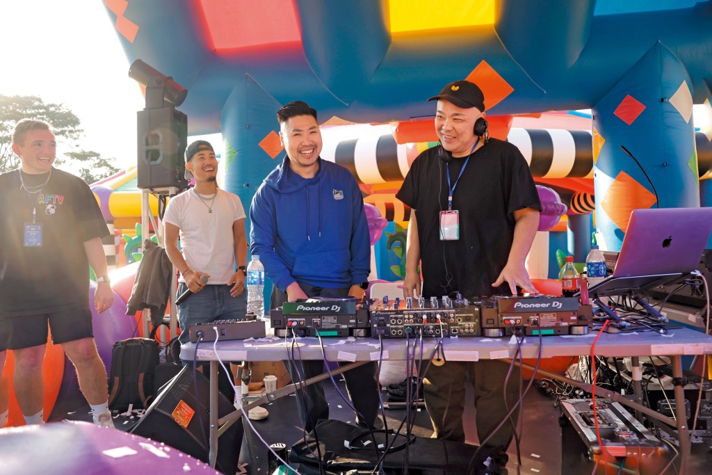 The Big Bounce有駐場DJ播歌，為大家搞搞氣氛。