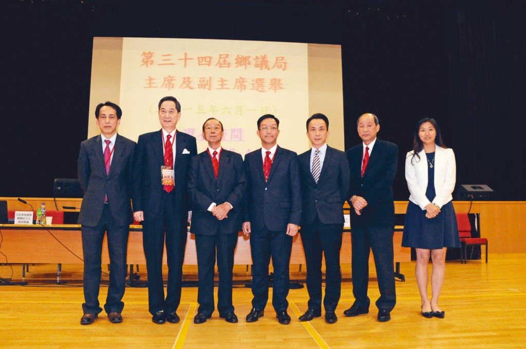 劉業強（中）由屯門地區事務做起，成為他從政的少林寺，及後晉身鄉議局主席以至立法會議員等公職。圖中左三為劉皇發。