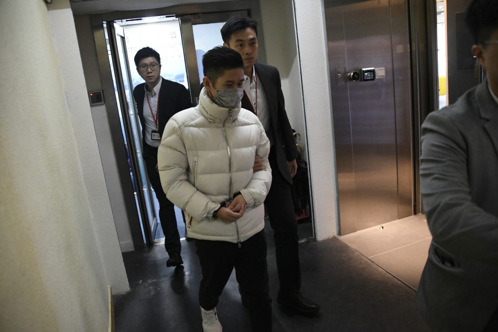 廉政公署人員拘捕工程顧問「鴻毅」一名負責人,並將其押至寫字樓蒐證。 廉政公署人員拘捕工程顧問「鴻毅」一名負責人,並將其押至寫字樓蒐證。