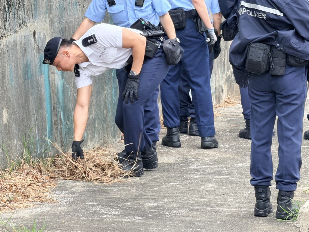 警員搜索彈頭。