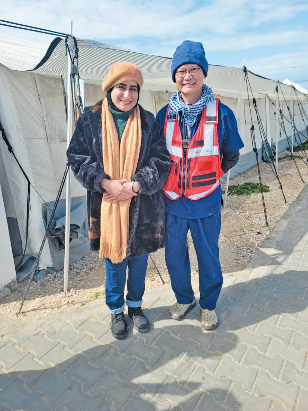 女病人Qmar於康復後能再次走路，她特意走來答謝梁偉賢。