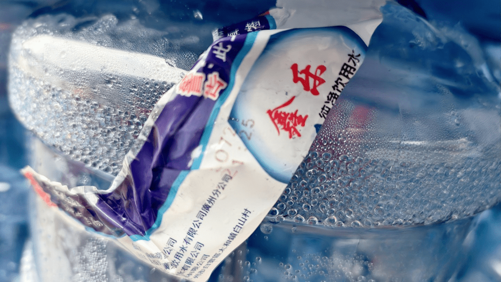 港府去年爆出採購「冒牌水」風波