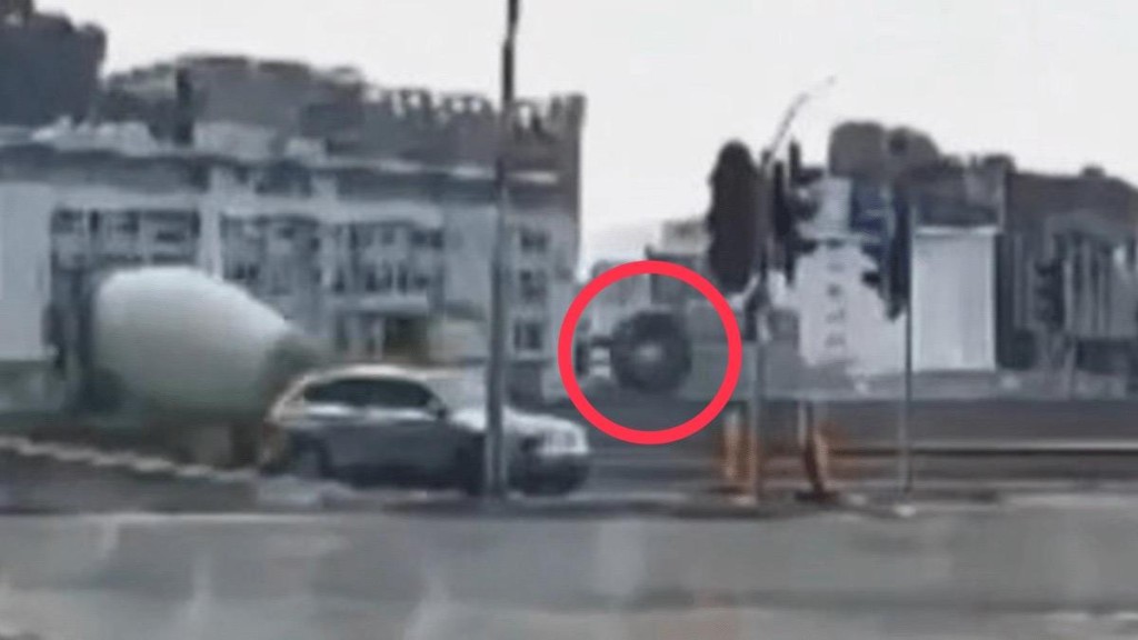車胎猛力「直撲」向私家車。