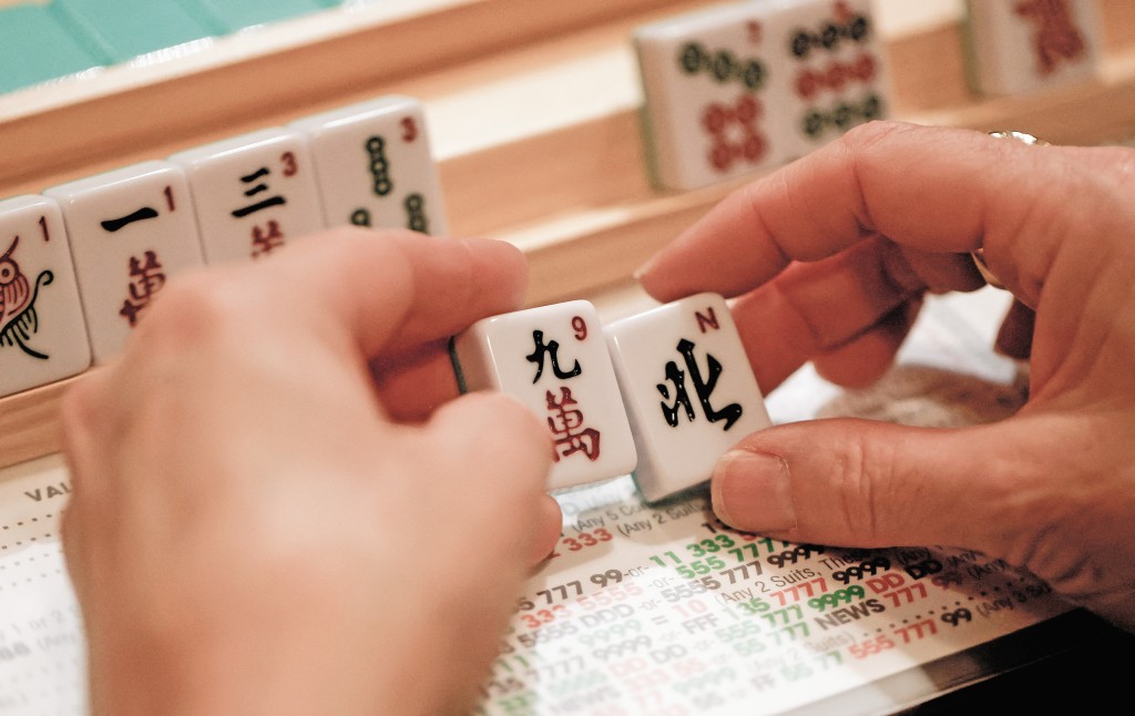 美國的麻雀牌刻上數字及字母，讓當地人易於識別。