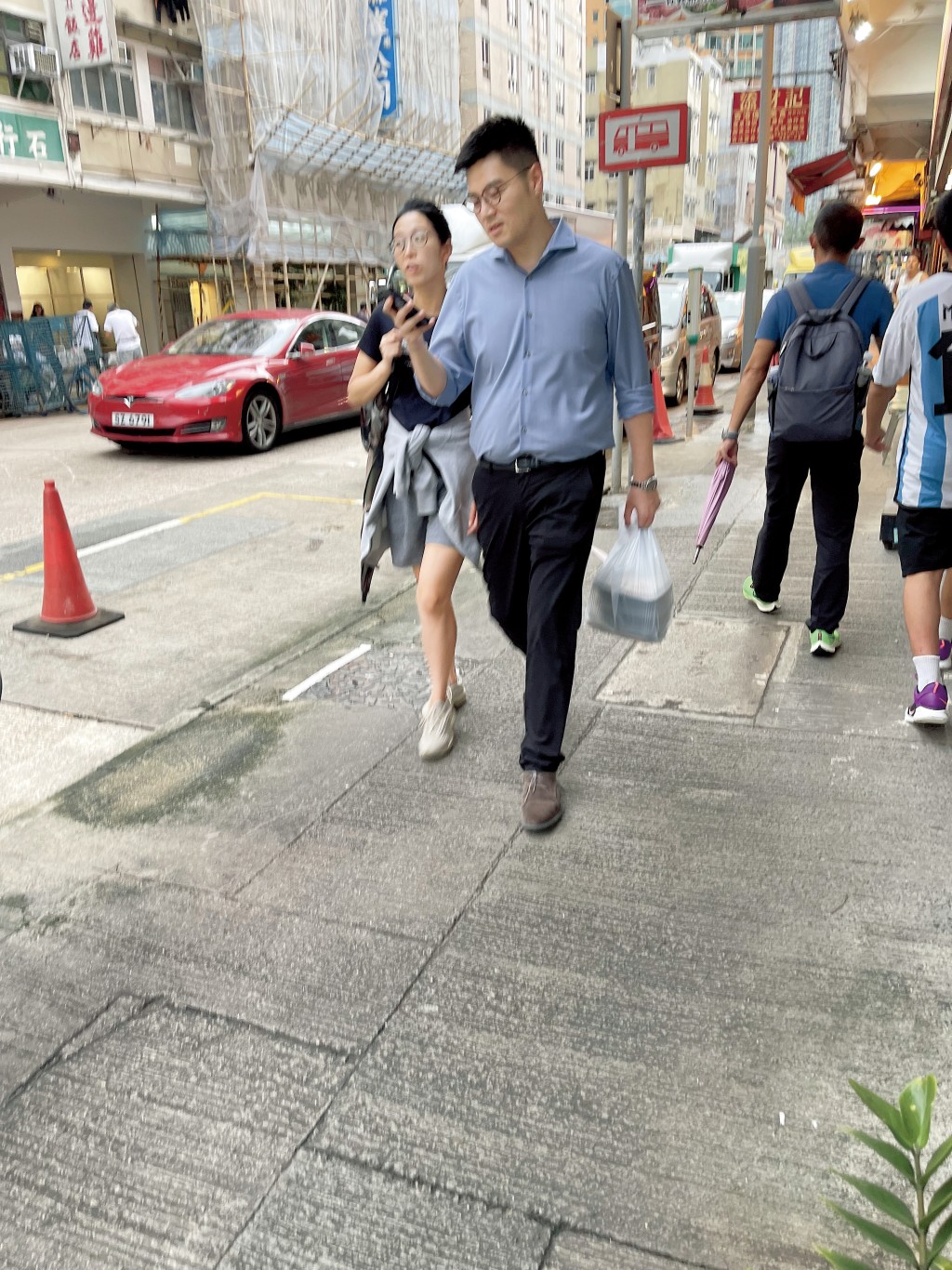 2023年,吳安儀被拍到孖男朋友拍拖買外賣 2023年,吳安儀被拍到孖男朋友拍拖買外賣