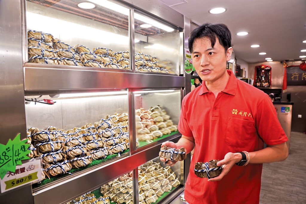 京東來勢洶洶， 蔡育智直言一定有衝擊，唯有用新招迎戰，如京東有賣的相同規格大閘蟹，他將自家品牌蟹粉等產品夾做優惠套裝，六五折推出市場。