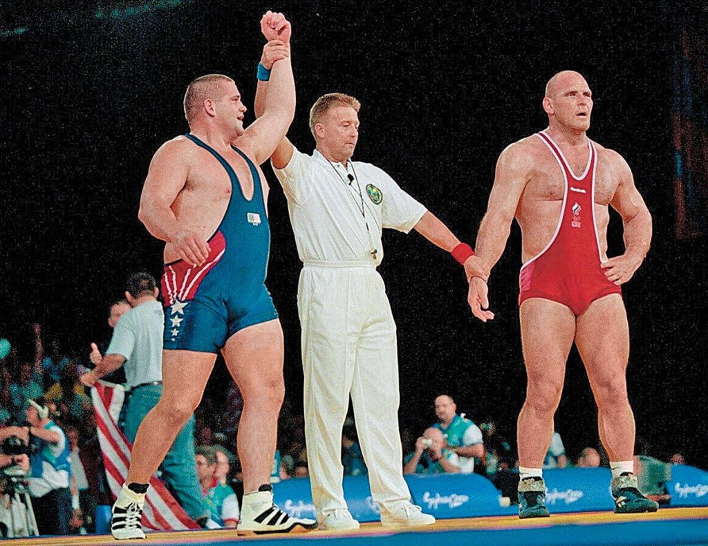 美國著名摔角手加德納於兩屆奧運贏得金牌及銅牌,令他獲得幾張代言合約,但代言費不足以償還他為專注訓練及比賽時的開支。 美國著名摔角手加德納於兩屆奧運贏得金牌及銅牌,令他獲得幾張代言合約,但代言費不足以償還他為專注訓練及比賽時的開支。