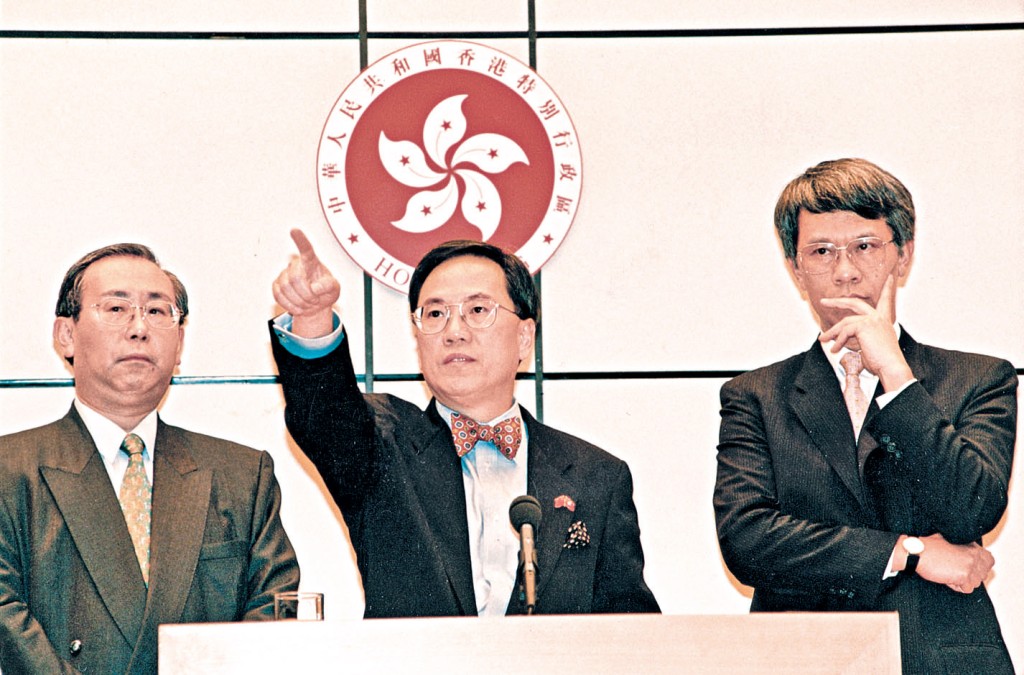 金融風暴期間，時任財政司司長曾蔭權聯同金管局和財經事務局入市干預，終擊退索羅斯和德魯肯米勒為首的國際大鱷。