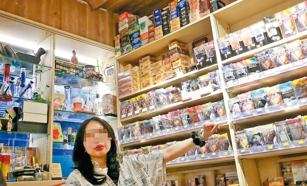 有店員介紹不同產品，包括在港合法售賣的咖啡因袋。