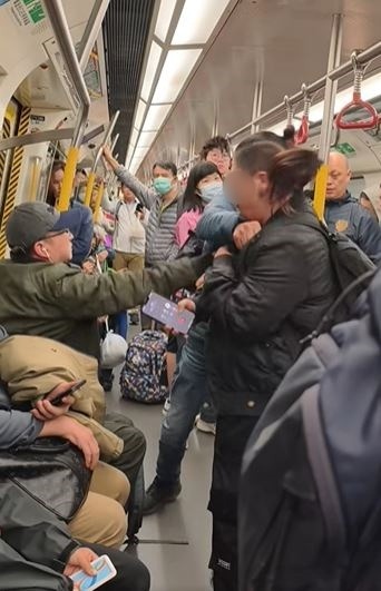 旁邊乘客立即喝止阿伯「停手啊你」、「唔好郁手郁腳」，並有人出手阻隔二人。