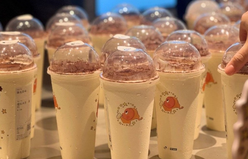 星星人最近就與喜茶大搞聯乘，在喜茶的杯上印上星星人不同造型。