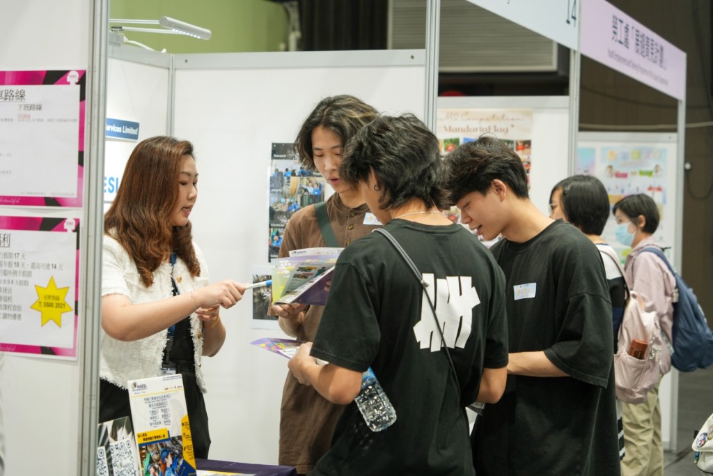 僱員、自僱人士、及僱主可選擇在強制性供款以外,作出額外的自願性供款。 僱員、自僱人士、及僱主可選擇在強制性供款以外,作出額外的自願性供款。