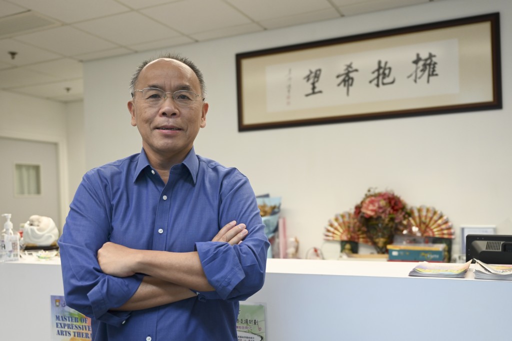 港大賽馬會防止自殺研究中心總監葉兆輝指近期本港接二連三發生類似事件令人痛心 港大賽馬會防止自殺研究中心總監葉兆輝指近期本港接二連三發生類似事件令人痛心