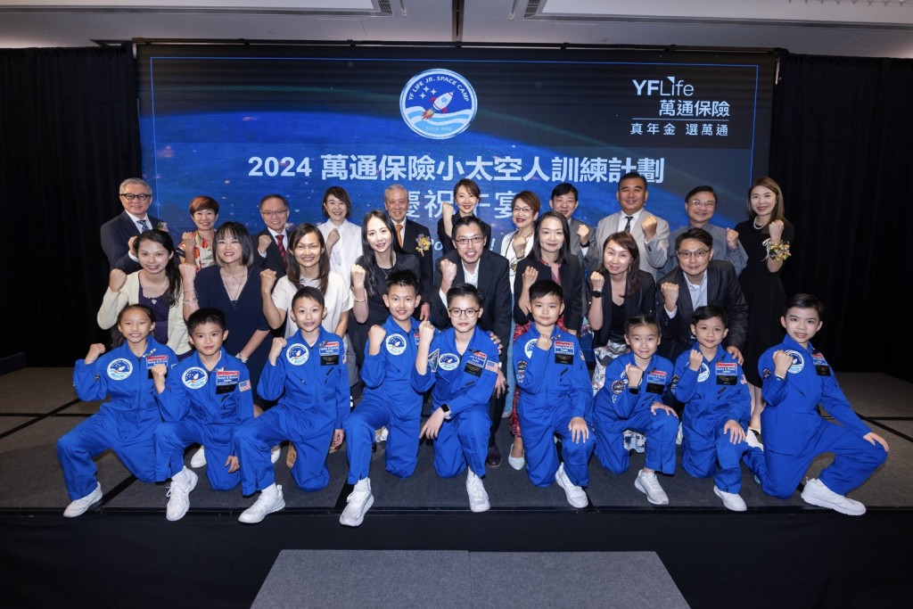 萬通保險管理層、計劃名譽贊助人、家長及校方代表與小太空人合影。 萬通保險管理層、計劃名譽贊助人、家長及校方代表與小太空人合影。