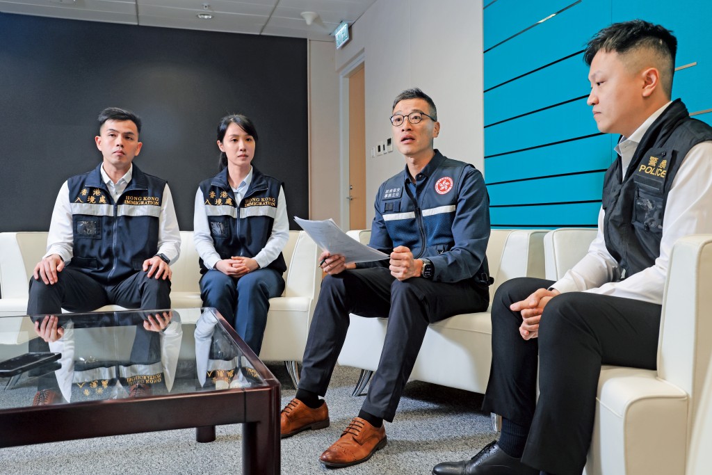 四名專責小組成員包括保安局政府保安事務主任陳憲鈞 （右二）、 警務處聯絡事務科總督察何曜冲（右一）、 入境處入境事務主任陳曉希（左二）及麥誠恩（左一），講述今次營救港人經過。