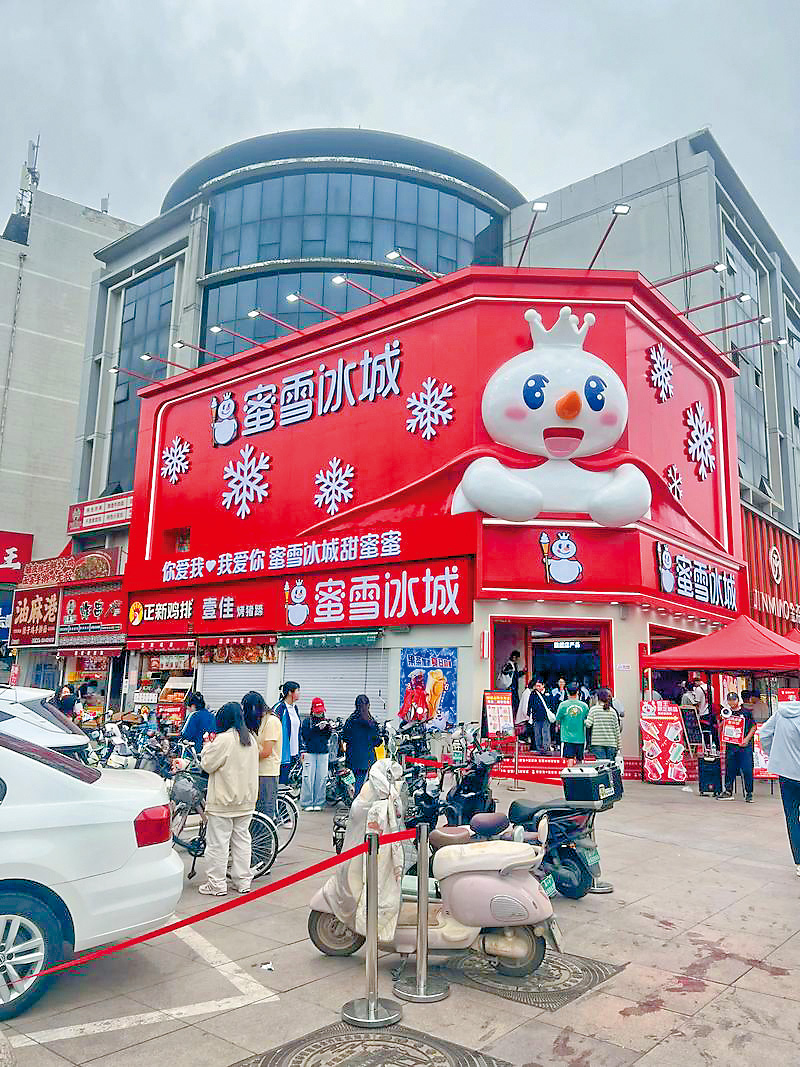 鳴鳴很忙的擴張模式與蜜雪冰城非常類同,都是依賴加盟模式帶來爆發式增長。 鳴鳴很忙的擴張模式與蜜雪冰城非常類同,都是依賴加盟模式帶來爆發式增長。