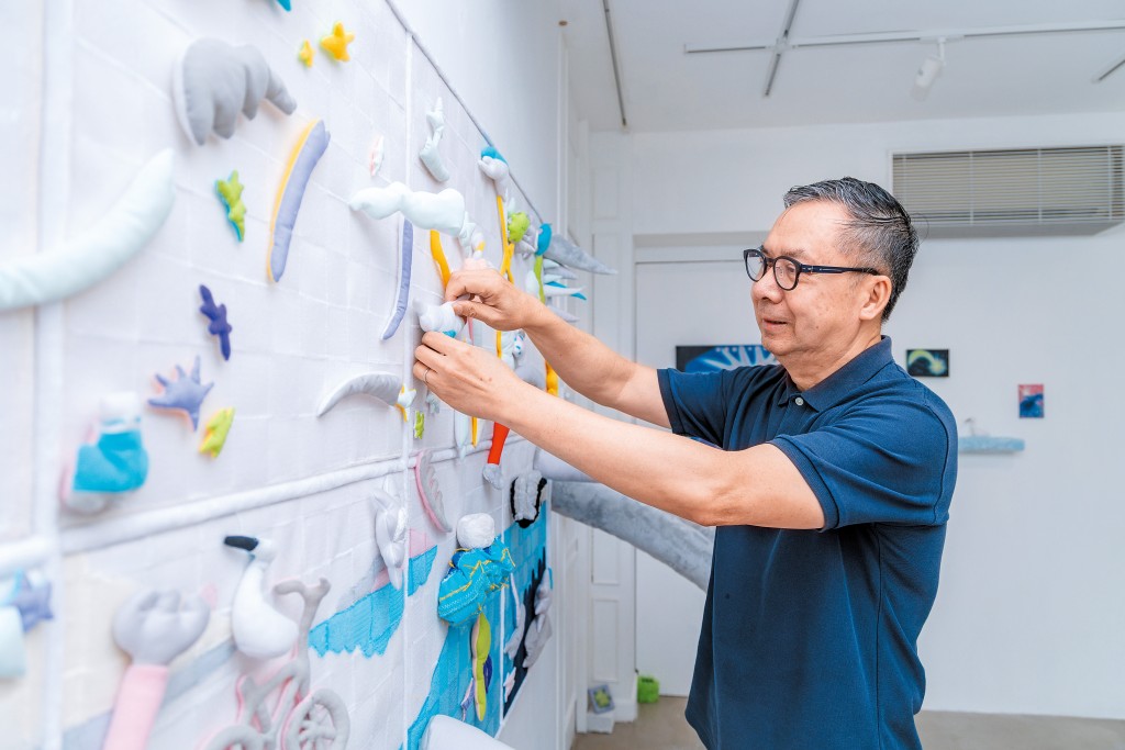 李本瀅出錢出力助年輕藝術家，於中半山開設Yrellag Gallery以低價甚或免費，供藝術家展示作品。圖為他整理本地藝術家Ivy Ho的《今天天氣晴》作品展。
