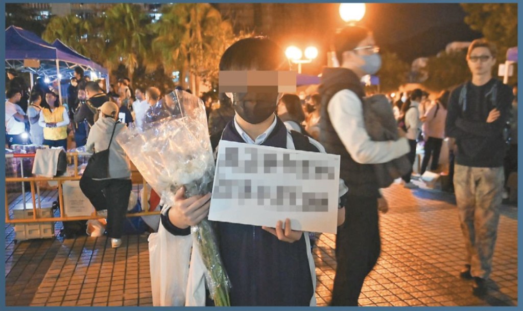 慘劇當前,坊間出現套用一九年反修例期間常見的抗爭手法,有人在街上派文宣傳單(上圖),有全黑裝束男子向途人展示具誤導性的煽動紙牌。 慘劇當前,坊間出現套用一九年反修例期間常見的抗爭手法,有人在街上派文宣傳單(上圖),有全黑裝束男子向途人展示具誤導性的煽動紙牌。