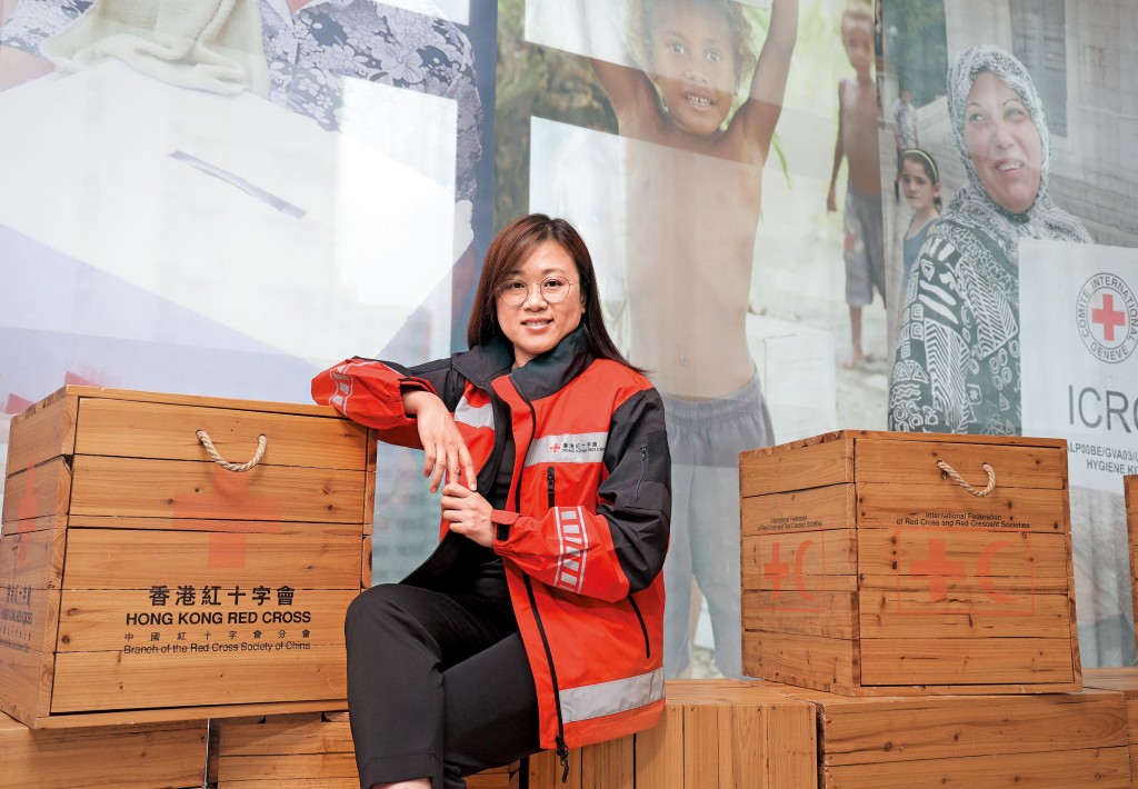 凌靜妍穿上紅會的制服，便自覺有着一份社會責任感。