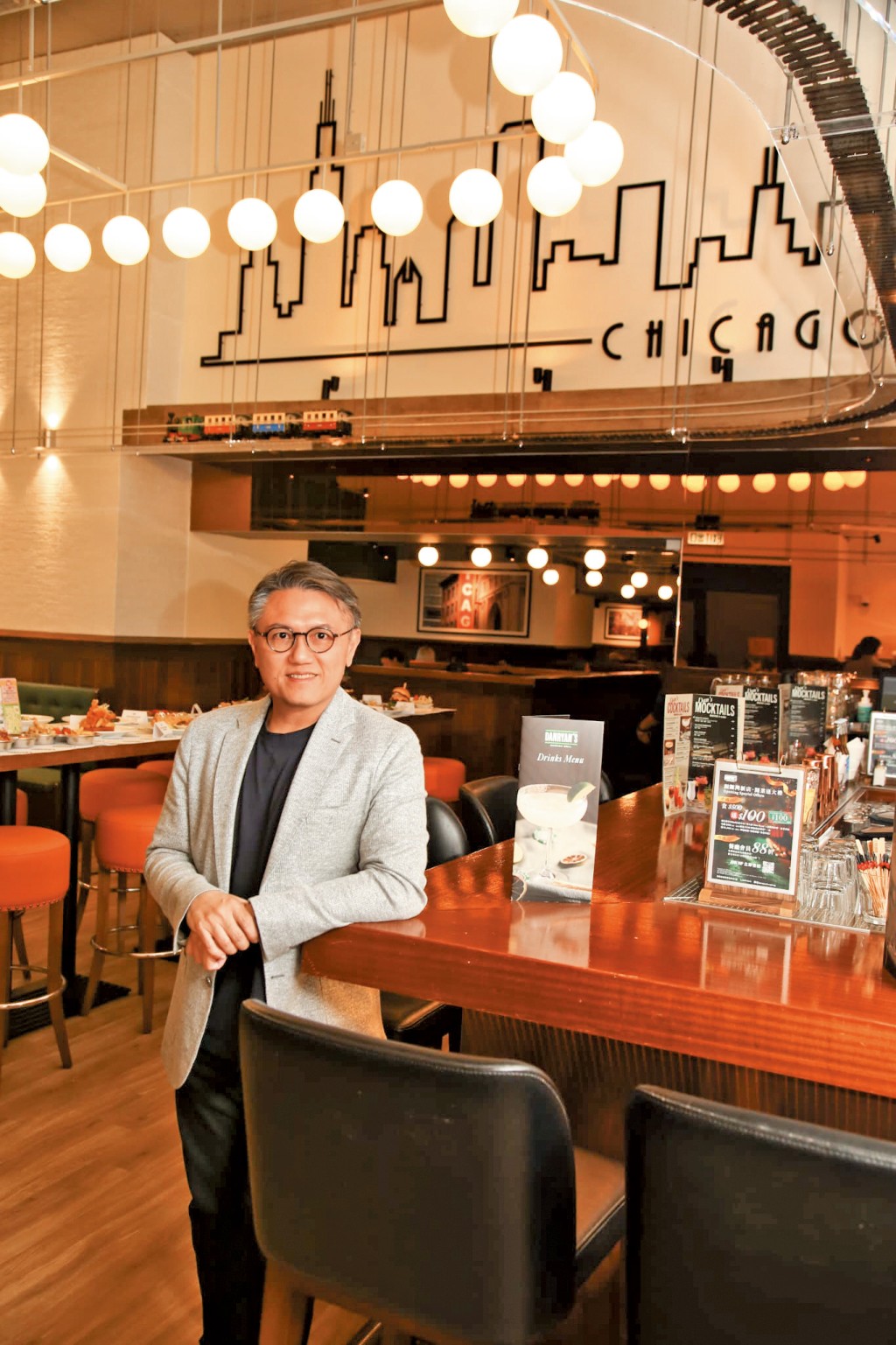 開展餐飲董事長暨執行長邱泰翰稱，去年香港業務銷售額按年升逾一成半，銅鑼灣新店現推多項優惠吸客，如食滿五百元就送一百元折扣券一張，多食多送。
