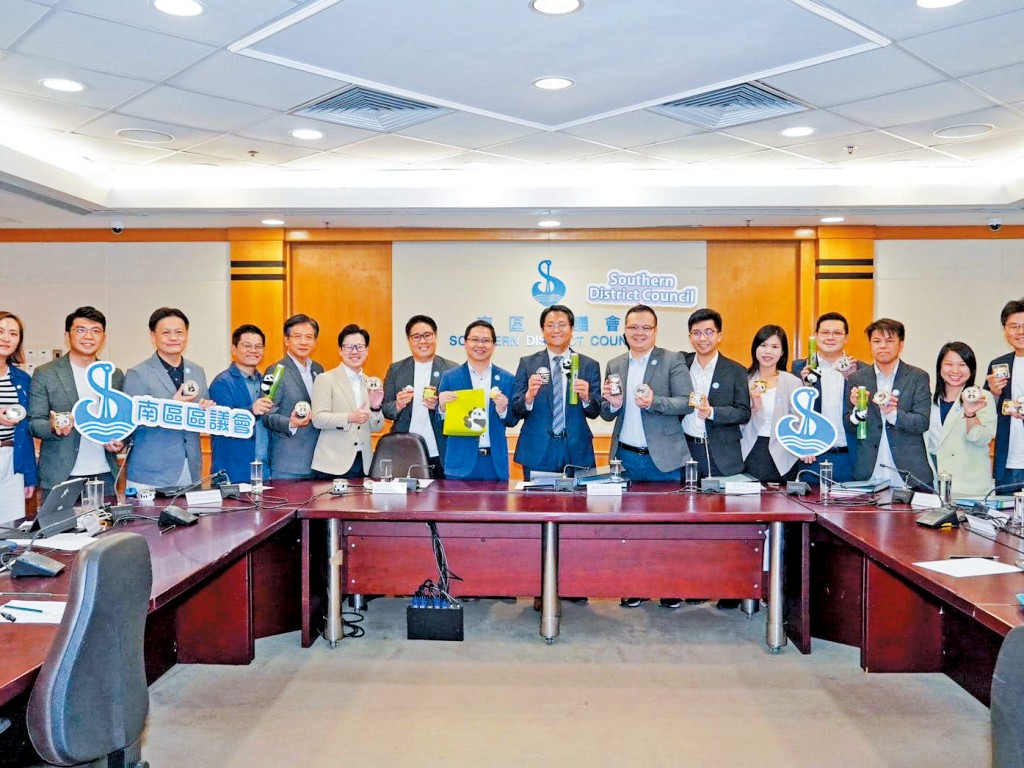 區議會繼提振地區經濟專責小組（見圖）後，再增設大廈管理工作小組，目的是透過地區層面協助政府處理大廈管理問題。