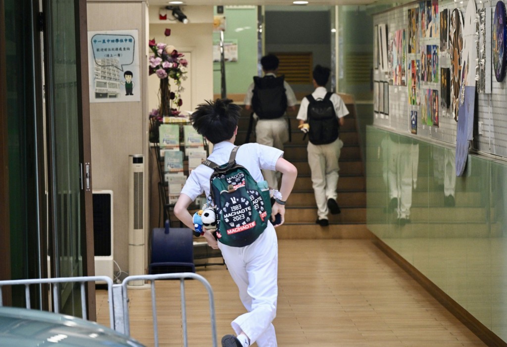 運輸署今日（8月31日）提醒學生，明日開學日的整體交通預計會較繁忙，應預早出行以免延誤。  