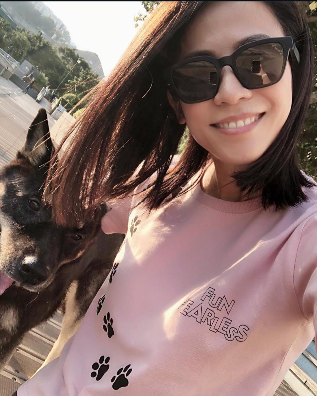 宣萱的每一位毛孩都跟她姓氏，圖為她與宣Scooby。
