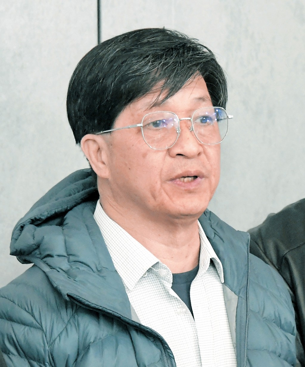 2月13日,香港無線電的士聯誼會主席黃羽庭,在電台節目抹黑政府縱容白牌車。 2月13日,香港無線電的士聯誼會主席黃羽庭,在電台節目抹黑政府縱容白牌車。