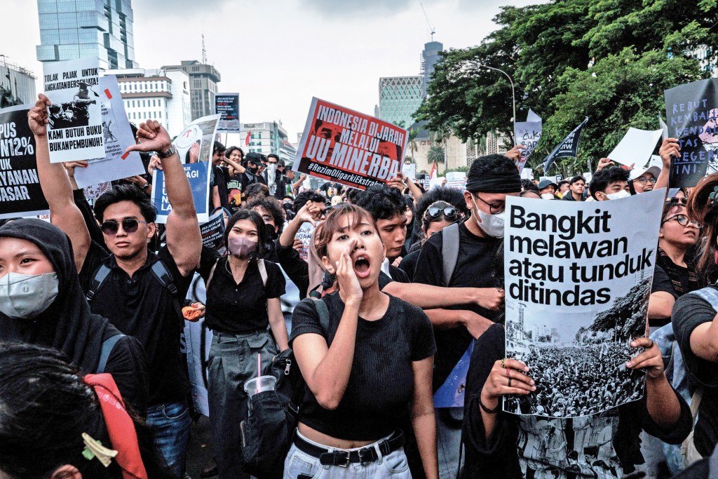 印尼學生發起示威遊行,指責政府為了派發免費午餐而大幅刪減教育預算,是本末倒置的做法。 印尼學生發起示威遊行,指責政府為了派發免費午餐而大幅刪減教育預算,是本末倒置的做法。