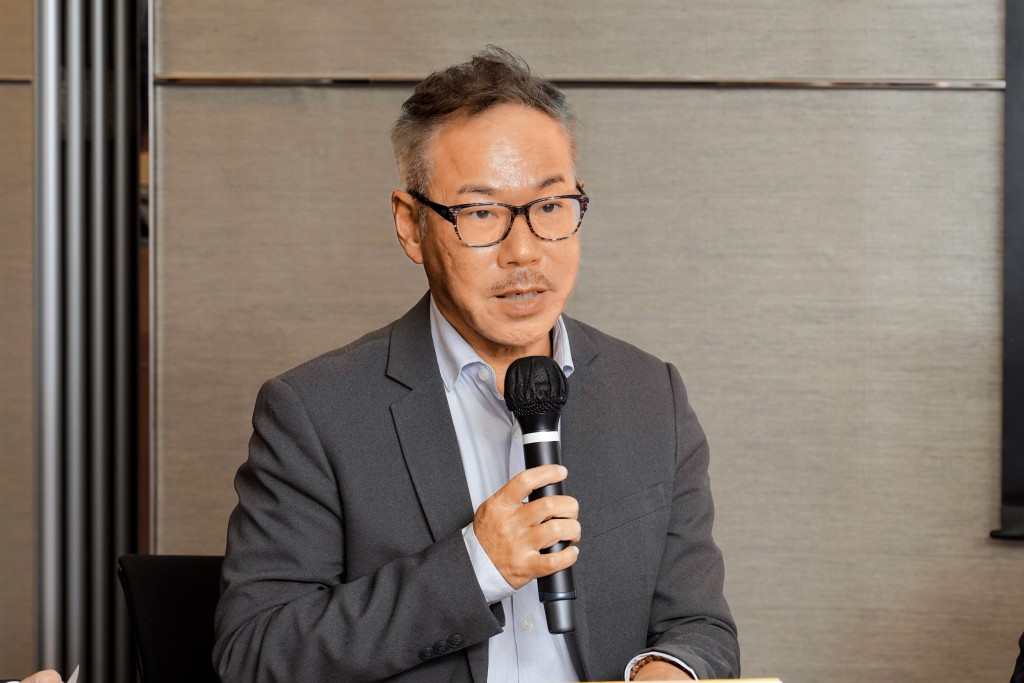 輝立証券董事黃瑋傑認為,周六福難複製老鋪黃金的走勢。 輝立証券董事黃瑋傑認為,周六福難複製老鋪黃金的走勢。