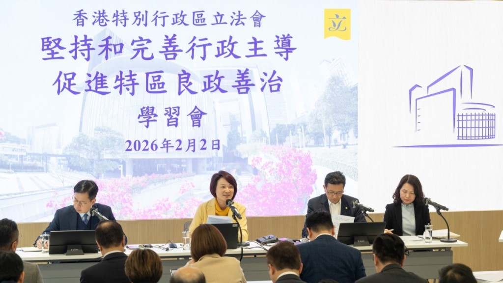 李慧琼在昨天下午，與一眾議員舉行學習會，一起學習夏寶龍的發言。立法會主席李慧琼FB圖