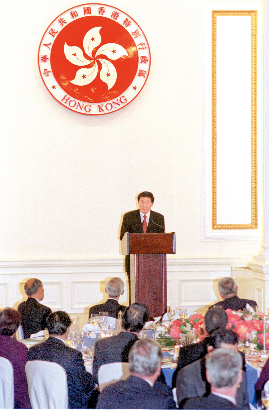 亞洲金融風暴期間,朱鎔基訪港公開表明,中央是香港的強大後盾。 亞洲金融風暴期間,朱鎔基訪港公開表明,中央是香港的強大後盾。