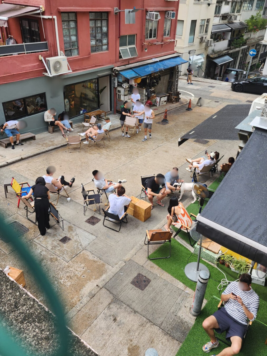 記者目擊有人在下雨期間將露營椅帶入店內,停雨後再搬回戶外安坐。 記者目擊有人在下雨期間將露營椅帶入店內,停雨後再搬回戶外安坐。