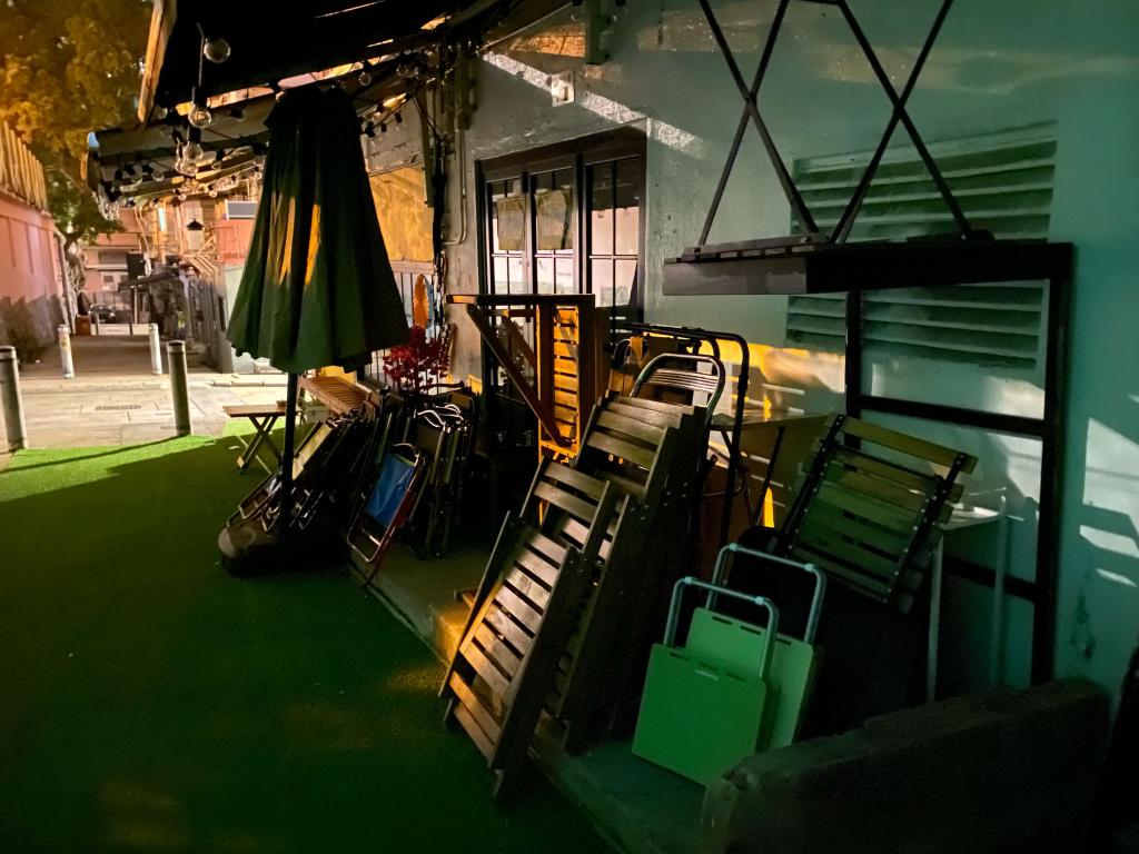 有店家稱不提供座椅,惟店舖關門後,大批座椅被放置店側的地台。 受訪者提供 有店家稱不提供座椅,惟店舖關門後,大批座椅被放置店側的地台。 受訪者提供