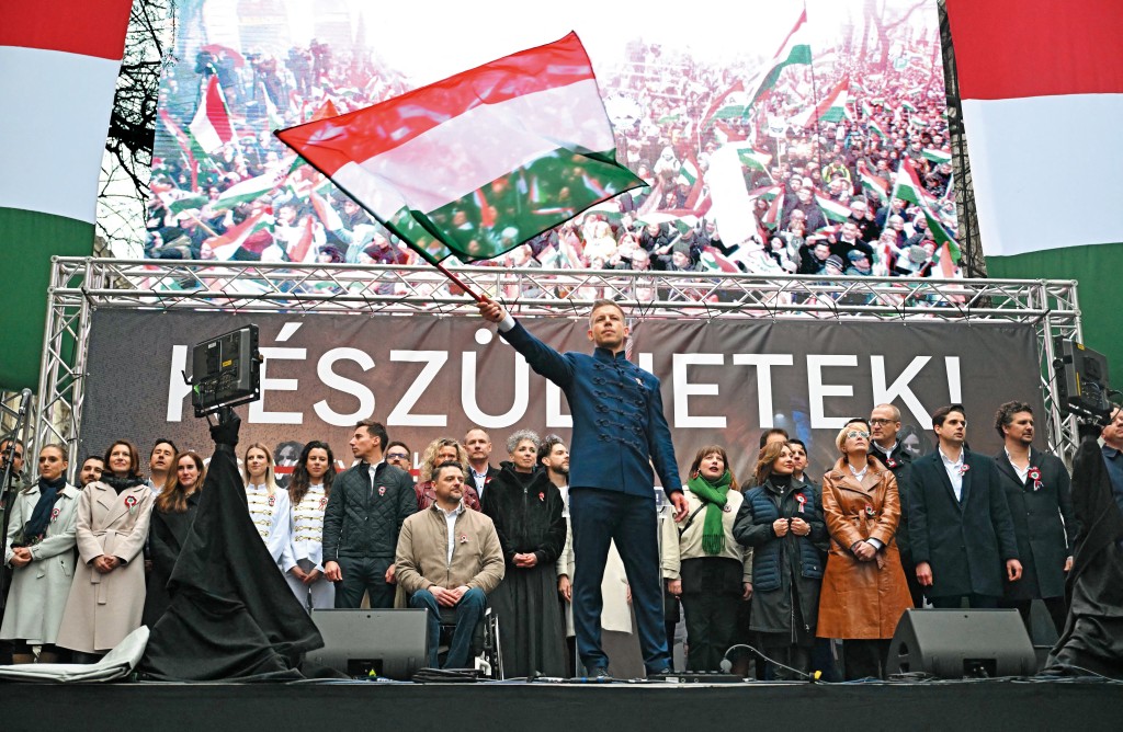 蒂薩黨在馬扎爾（中）帶領下聲勢日漸壯大，支持度達百分之四十六，遠超執政黨。