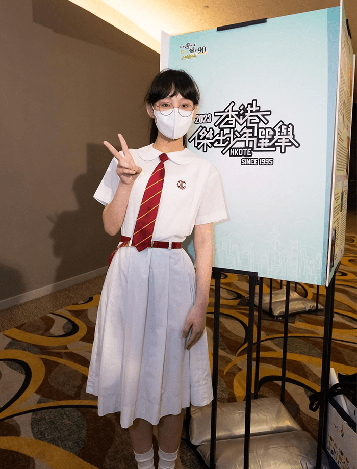 炎明熹似乎想保持低調，戴上眼鏡及口罩現身領獎，非常清純。