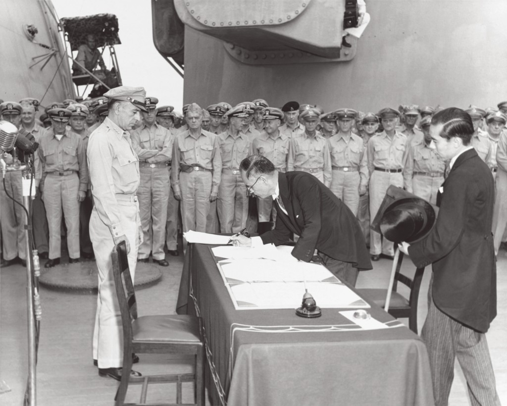 1945年9月2日,日本外務大臣重光葵簽署《降伏文書》向聯軍投降。 1945年9月2日,日本外務大臣重光葵簽署《降伏文書》向聯軍投降。