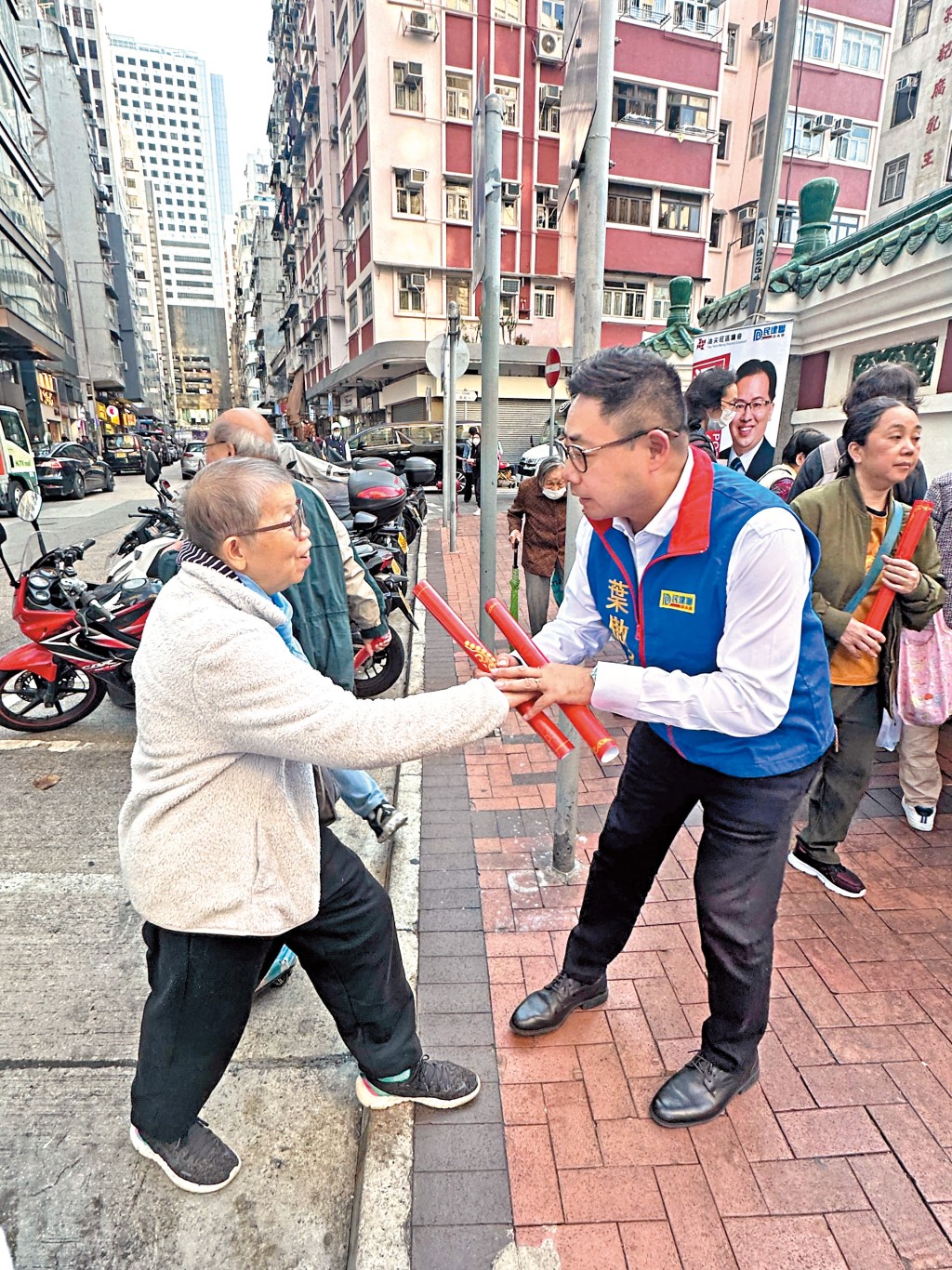 葉傲冬十分着重前線落區的工作，因為要跟街坊接觸，才能了解他們需要。