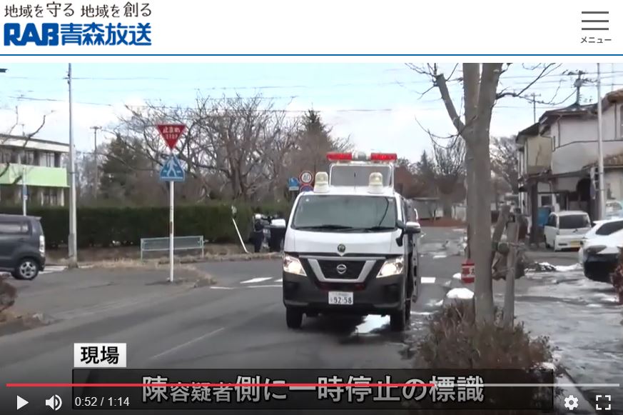 警方發現，陳男駛出的路口有「一時停止」標識，要求車輛駛出路口前必須完全停下觀察。