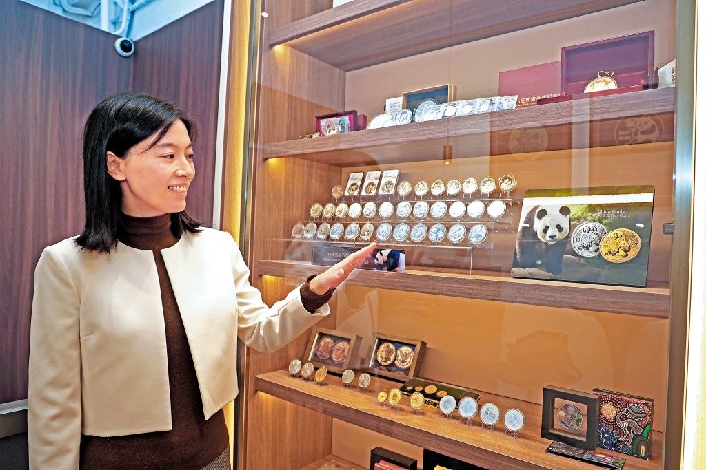 陳書心建議優先配置當年度普製熊貓幣,不必急於追逐市場最熱炒的品種,可選擇對個人有紀念意義的年份、或從小克重規格入手。 陳書心建議優先配置當年度普製熊貓幣,不必急於追逐市場最熱炒的品種,可選擇對個人有紀念意義的年份、或從小克重規格入手。