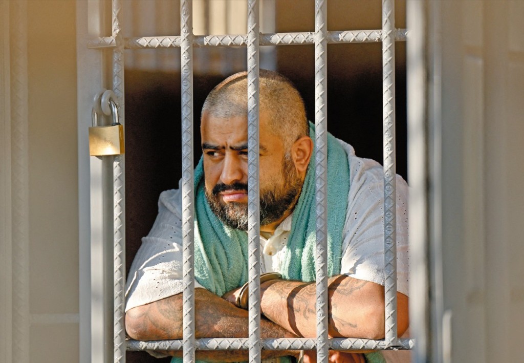 遙控策劃三所監獄集體騷亂的幕後黑手,正是在囚的十八街幫(Barrio 18)高層頭目、綽號「狼」的杜比。 遙控策劃三所監獄集體騷亂的幕後黑手,正是在囚的十八街幫(Barrio 18)高層頭目、綽號「狼」的杜比。