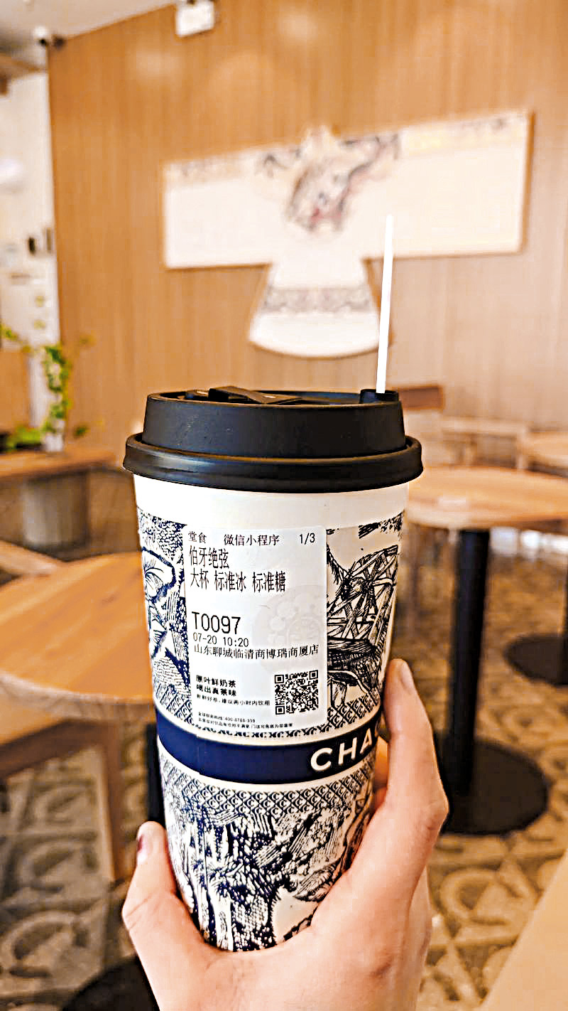 霸王茶姬創辦人張俊傑堅持做高價值品牌，不願打價格戰，被指誤判形勢，低估了價格戰對茶飲消費的衝擊。