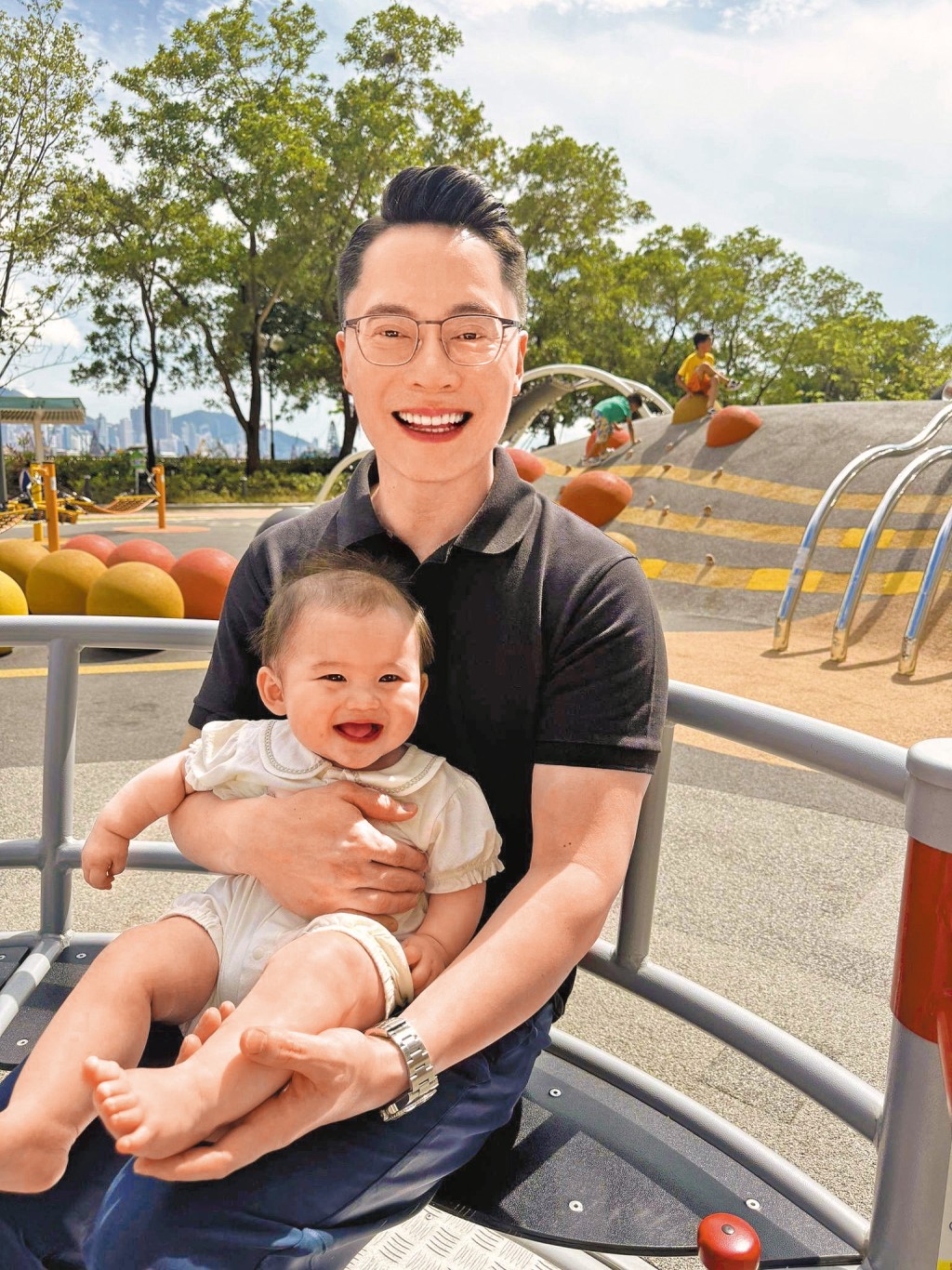 梁熙在父親節公開抱女照,也是女兒首度亮相。 梁熙在父親節公開抱女照,也是女兒首度亮相。