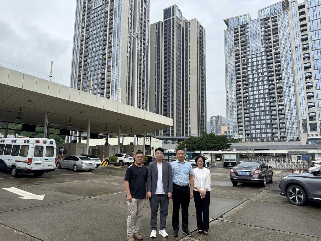 劉國勳今日(29日)到沙頭角口岸視察,並與沙頭角合作區發展中心何召新主任了解重建、打造新旅遊中心的最新進展。劉國勳FB圖 劉國勳今日(29日)到沙頭角口岸視察,並與沙頭角合作區發展中心何召新主任了解重建、打造新旅遊中心的最新進展。劉國勳FB圖