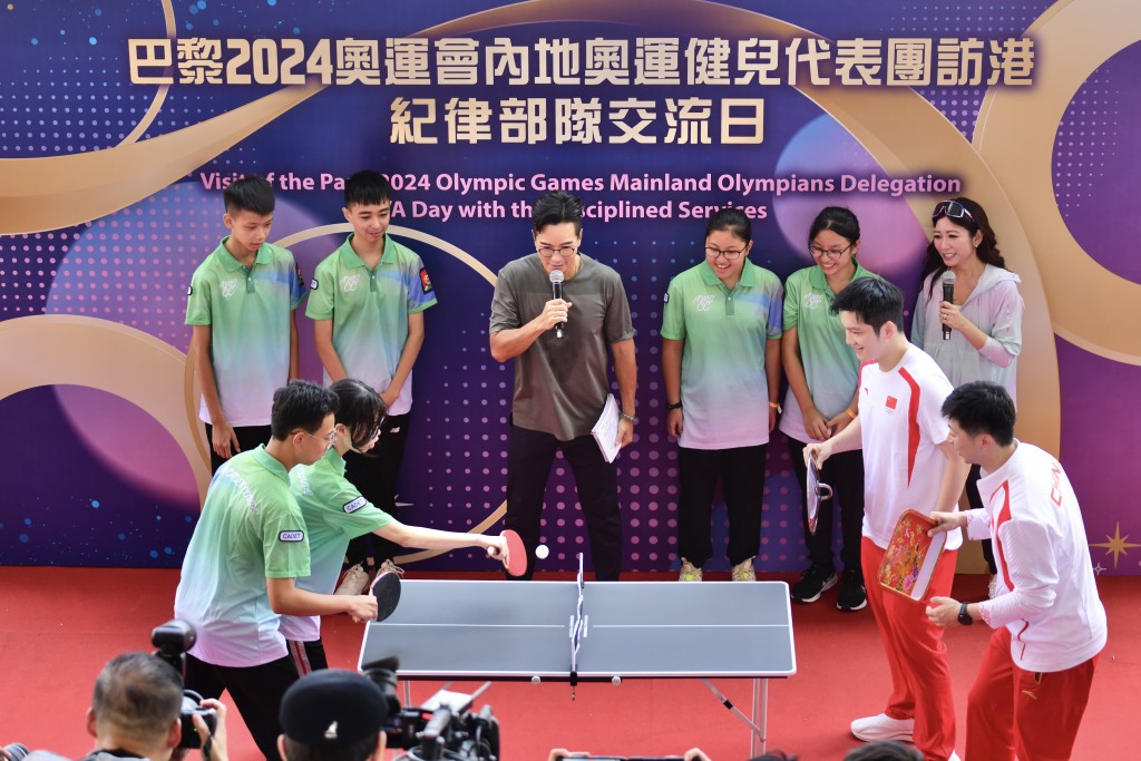 中國國家代表隊運動員與紀律部隊交流。