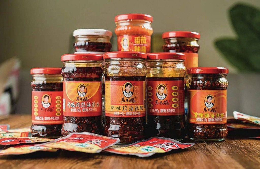 很多人可能不知「老乾媽」 是誰，但一定在超市或餐廳見過其鮮紅色的辣醬。