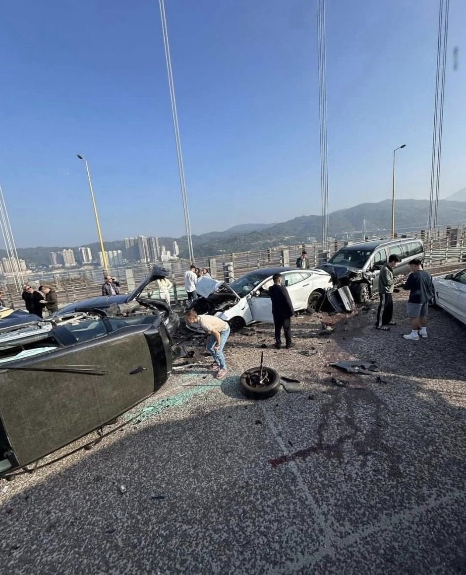 青馬大橋逾10車連環相撞　10人受傷2人被困車廂