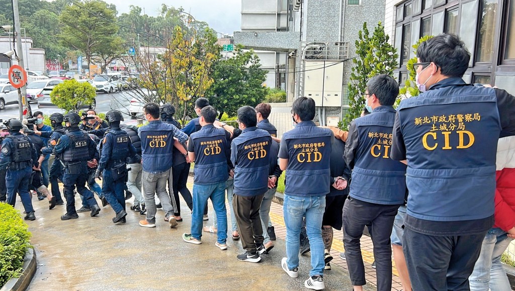 竹聯幫連番廝殺搞得人心惶惶，新北市警方大舉出擊掃蕩多個黑幫據點拉人封艇。