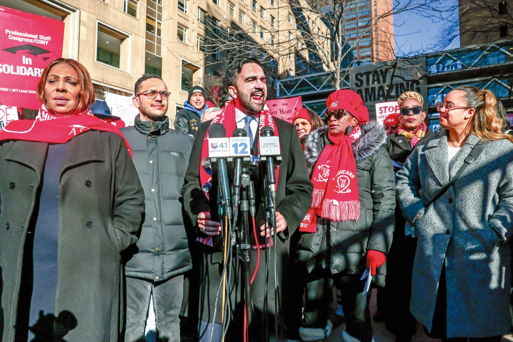 素來代表勞工階層的新任紐約市市長馬姆達尼(中),身披代表工會的紅色圍巾,走入罷工隊伍以示支持。 素來代表勞工階層的新任紐約市市長馬姆達尼(中),身披代表工會的紅色圍巾,走入罷工隊伍以示支持。